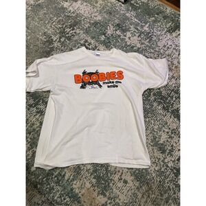 Boobies Make Me Smile Hooters T-Shirt Size XL White Short Sleeve EUC